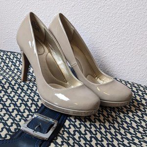 Bandolino Bria Nude Patent Platform Pumps NIB 8.5